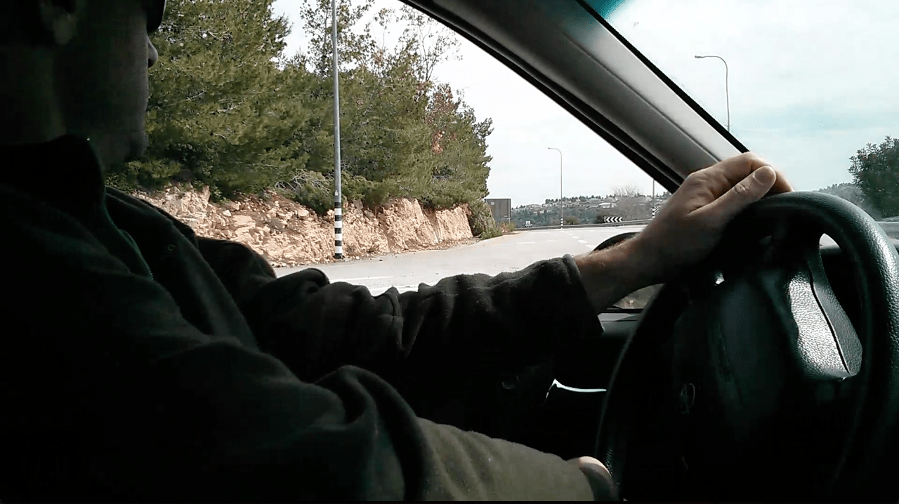 הזרועות נשלחות להגה - הגב נשאר להישען מאחור.